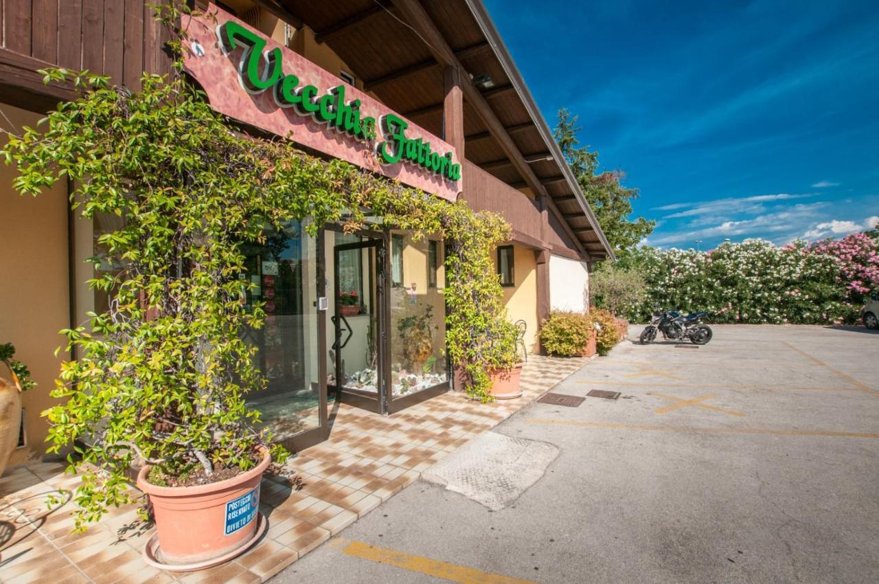 La Vecchia Fattoria Hotel Loreto Bagian luar foto