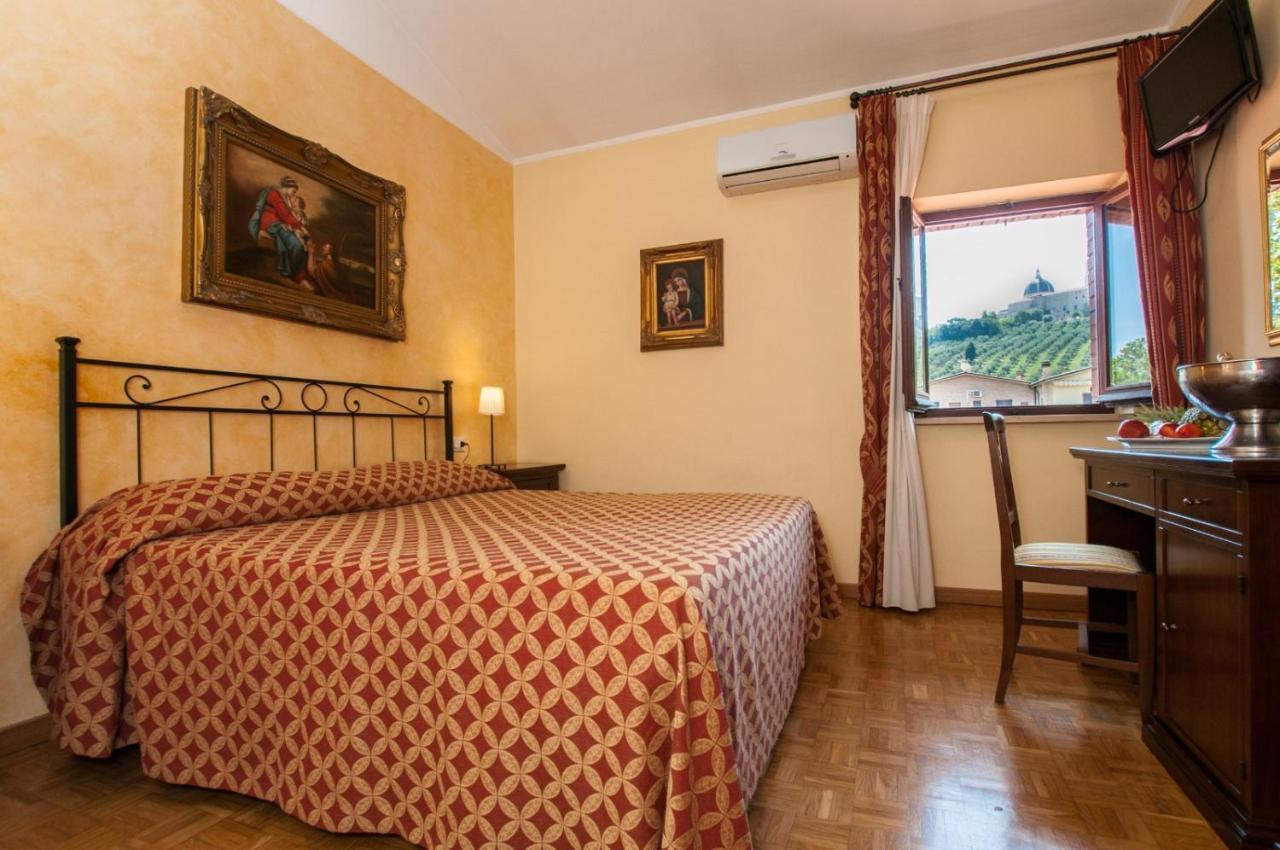 La Vecchia Fattoria Hotel Loreto Bagian luar foto