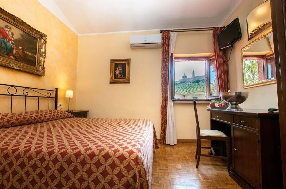 La Vecchia Fattoria Hotel Loreto Bagian luar foto